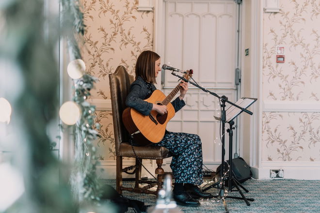 Sian Summers - Singer Guitarists from Nottinghamshire