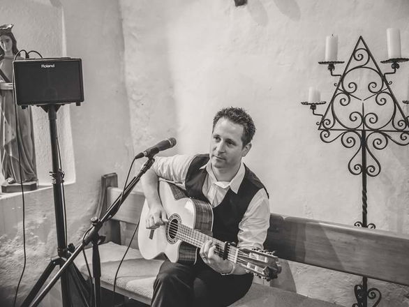 Tom Clarke - Acoustic Singer Guitarists from West Sussex