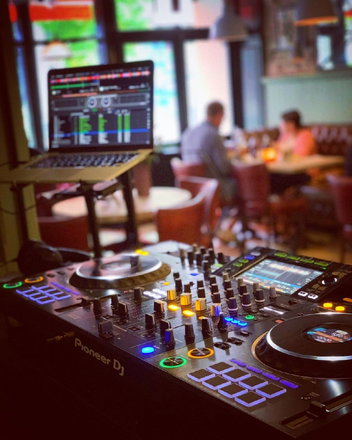 Limelight DJs - Wedding & Party DJs from West Sussex