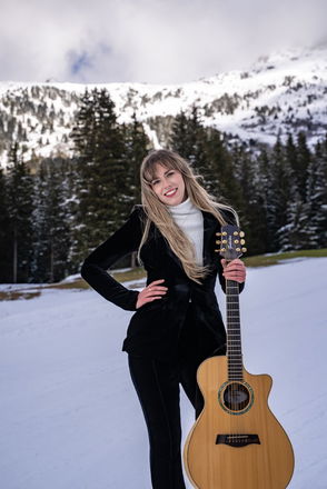 Cydney Smith - Singer Guitarists from Bristol