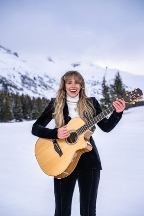 Cydney Smith - Singer Guitarists from Bristol
