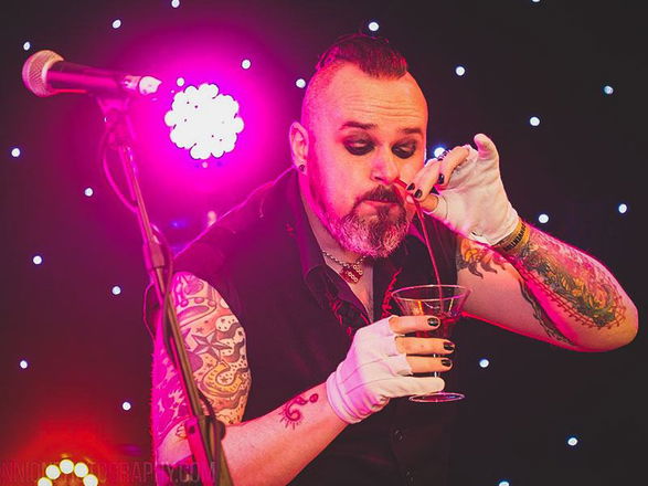 Mr Bones Sideshow - Circus Performers from Hertfordshire