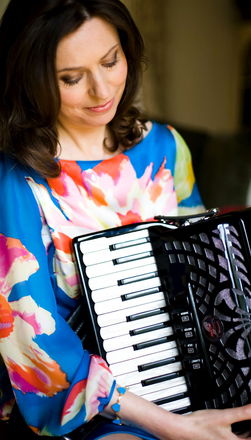 Accordionist Cailin - Ceilidh Bands from London