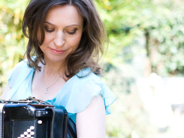 Accordionist Cailin - Ceilidh Bands from London