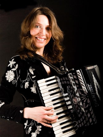 Accordionist Cailin - Ceilidh Bands from London