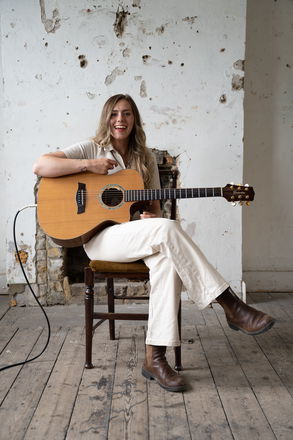 Cydney Smith - Singer Guitarists from Bristol