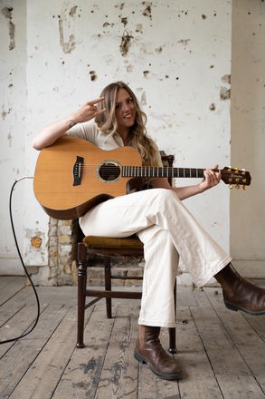 Cydney Smith - Singer Guitarists from Bristol