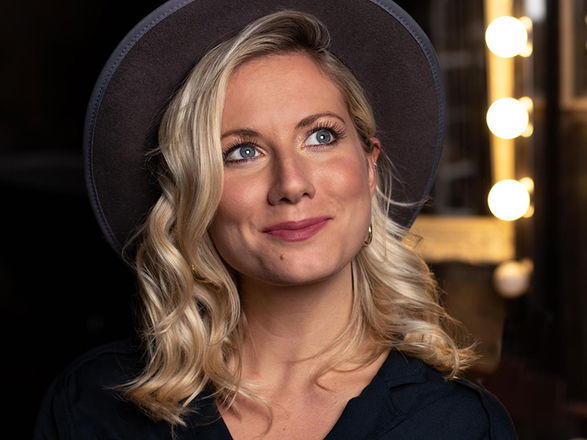 Florence Smith - Singer Guitarists from London