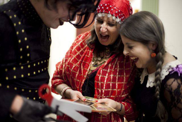 Fun Fortune Teller - Street Performers from London