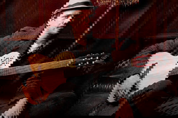 Huw Jones - Acoustic Singer Guitarists from London