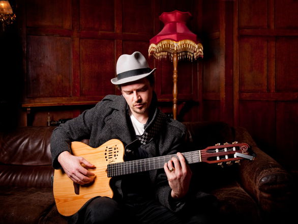 Huw Jones - Acoustic Singer Guitarists from London