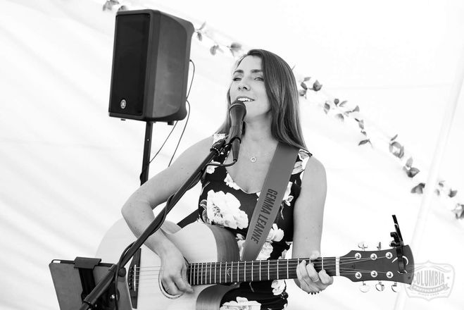 Lianne Kay - Singer Guitarists from Dorset