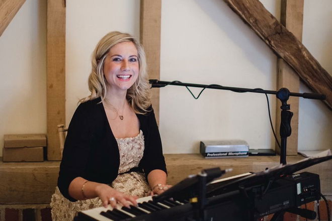 Florence Smith - Singer Guitarists from London