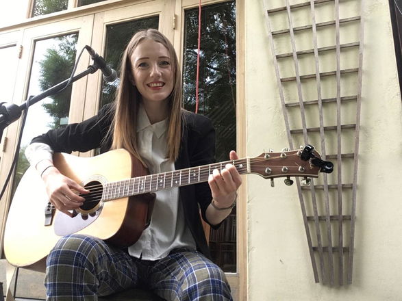 Sian Summers - Singer Guitarists from Nottinghamshire