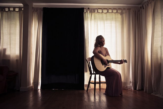 Florence Smith - Singer Guitarists from London