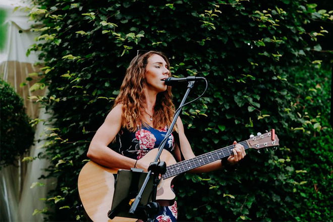 Lianne Kay - Singer Guitarists from Dorset