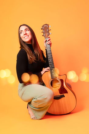 Lianne Kay - Singer Guitarists from Dorset