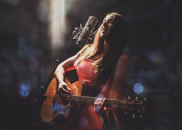 Lianne Kay - Singer Guitarists from Dorset