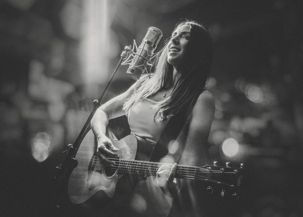Lianne Kay - Singer Guitarists from Dorset