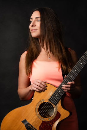 Lianne Kay - Singer Guitarists from Dorset