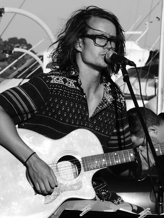 Oliver Archer - Singer Guitarists from London