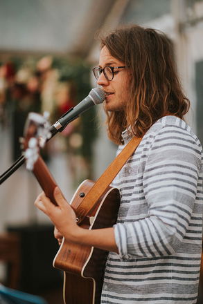 Oliver Archer - Singer Guitarists from London