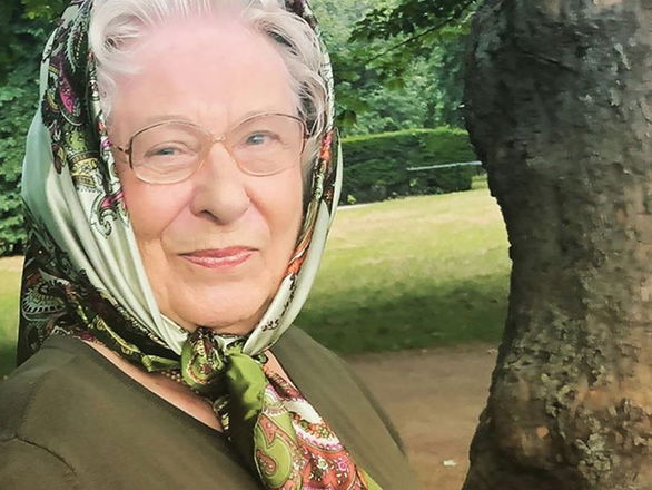 Queen Elizabeth Lookalike - Celebrity Look alikes from Surrey