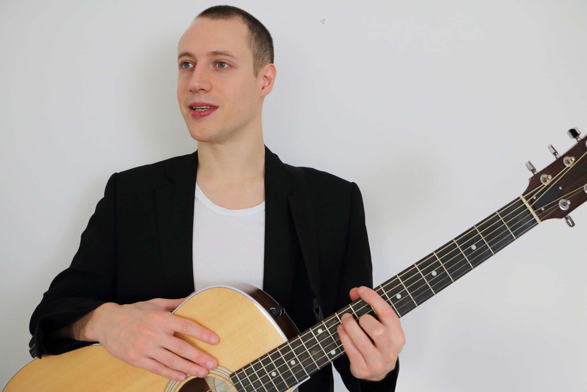 Singer Murcus Marcus | Singer Guitarist | South East Entertainment Co.