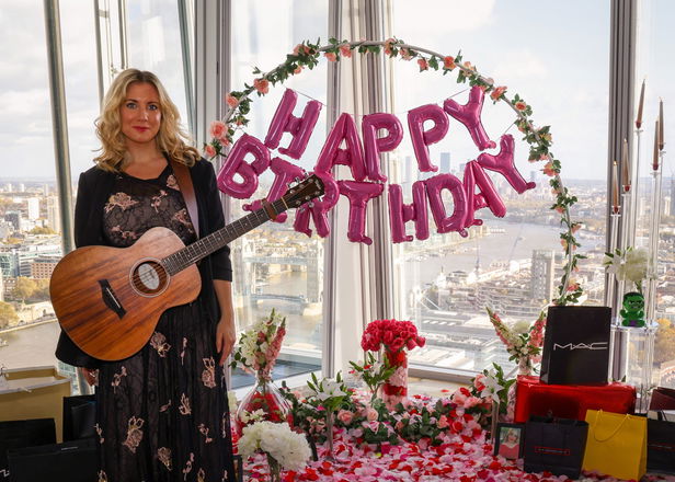 Florence Smith - Singer Guitarists from London