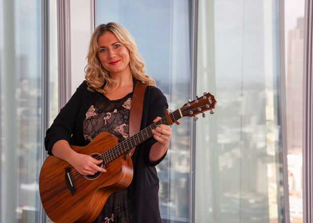 Florence Smith - Singer Guitarists from London