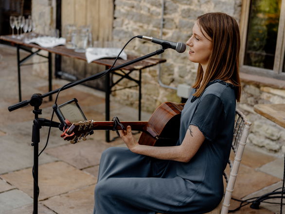 Sian Summers - Acoustic Singer Guitarists from Nottinghamshire
