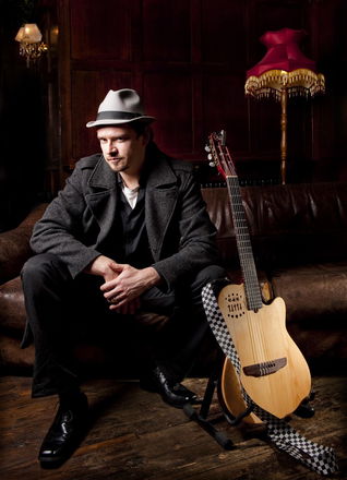 Huw Jones - Acoustic Singer Guitarists from London