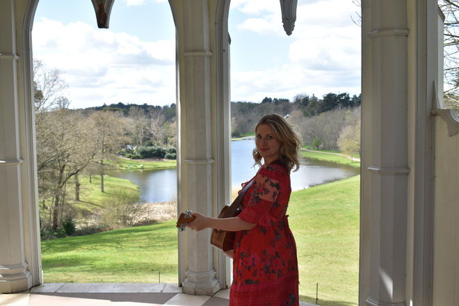 Florence Smith - Singer Guitarists from London