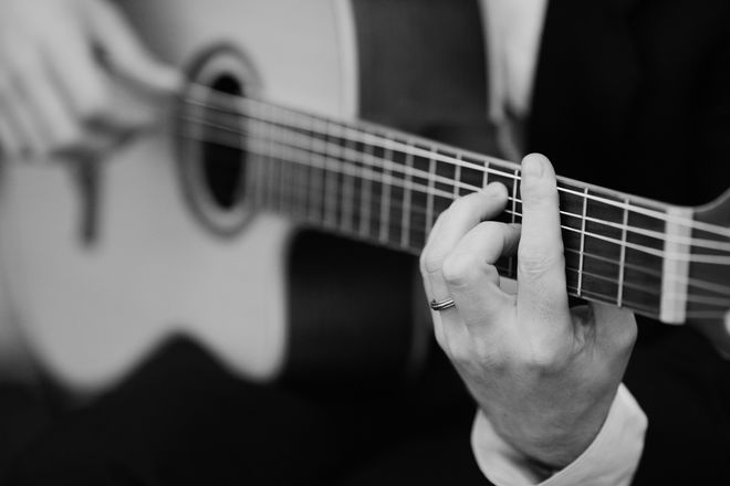 Tom Clarke - Acoustic Singer Guitarists from West Sussex