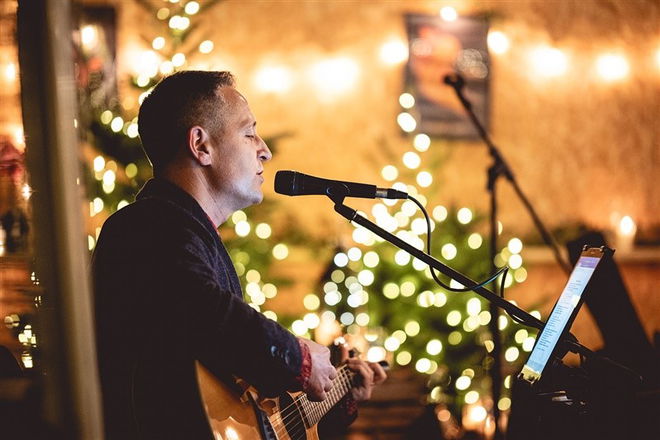 Tom Clarke - Singer Guitarists from West Sussex
