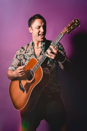 Tom Wadd - Singer Guitarists from Oxfordshire