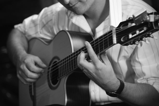Tom Clarke - Acoustic Singer Guitarists from West Sussex